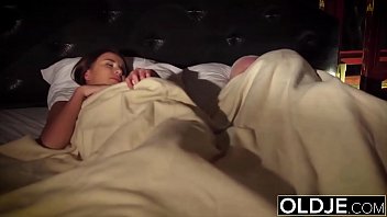 Сексапильные милфы организовали секс втроём с мужчиной на кровати
